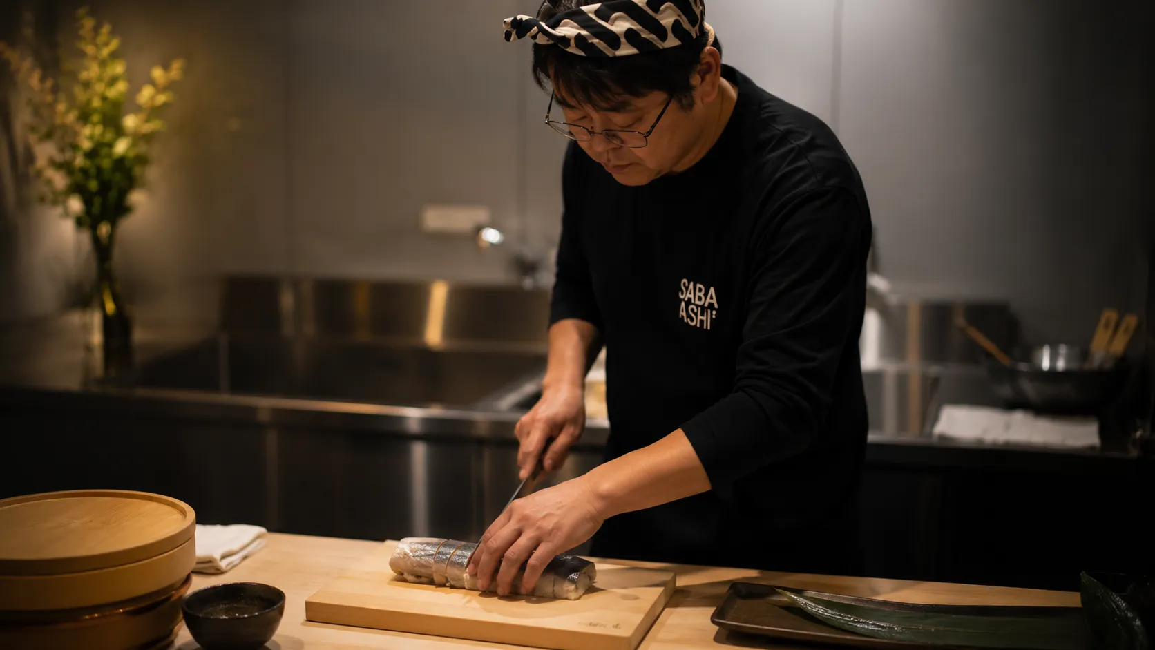 鯖寿司を仕込む様子